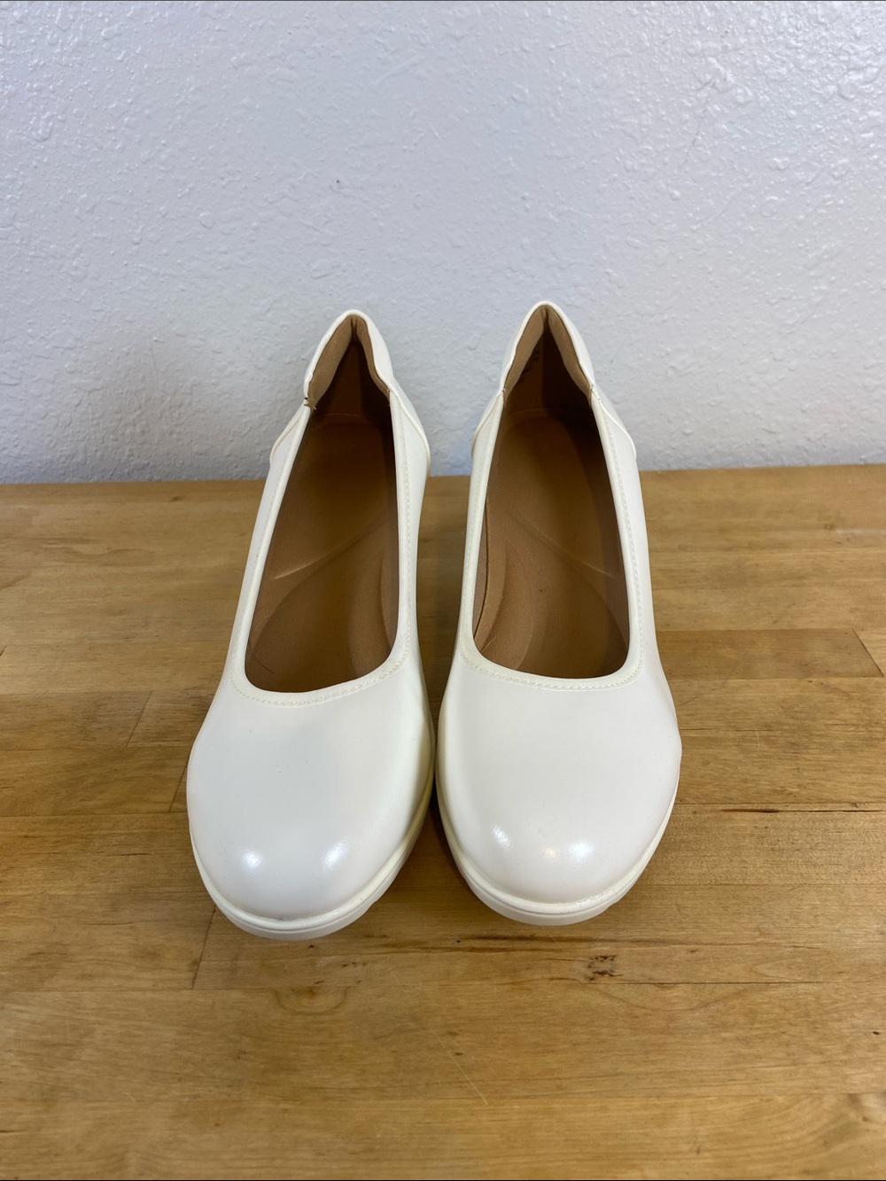 Dream Pairs Hippie Retro 70's Chunky White Heel Pumps Size 10